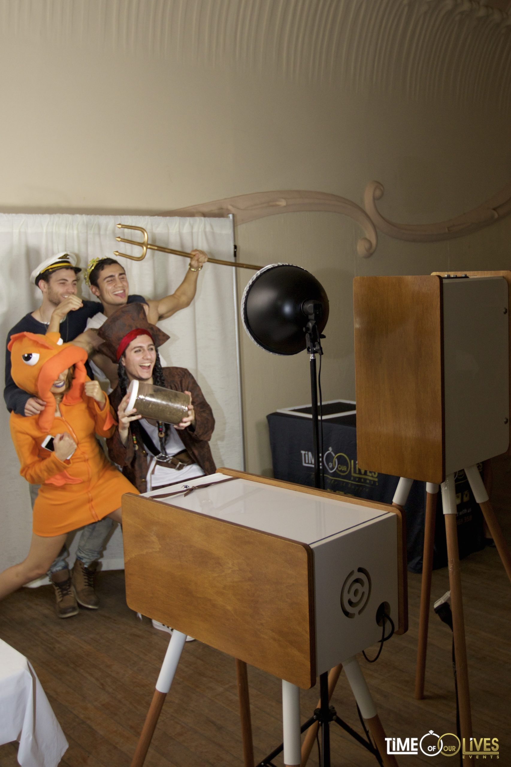 Best photo booth hire sydney and cheap video booth hire